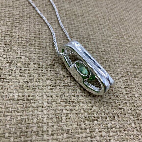 AVON NRT Envy Me Green Crystal Pendant Silver Tone Necklace - Picture 4 of 9